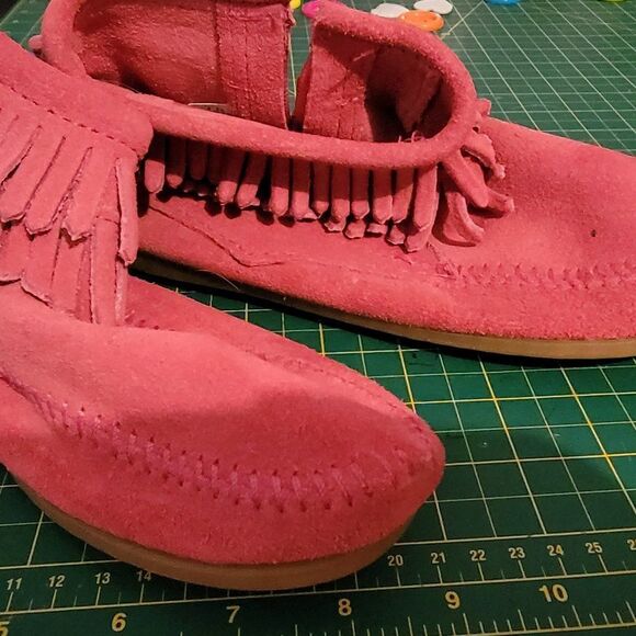 * MINNETONKA GIRLS' PINK SUEDE ROUND TOE MOCCASINS Nwot - Picture 1 of 8
